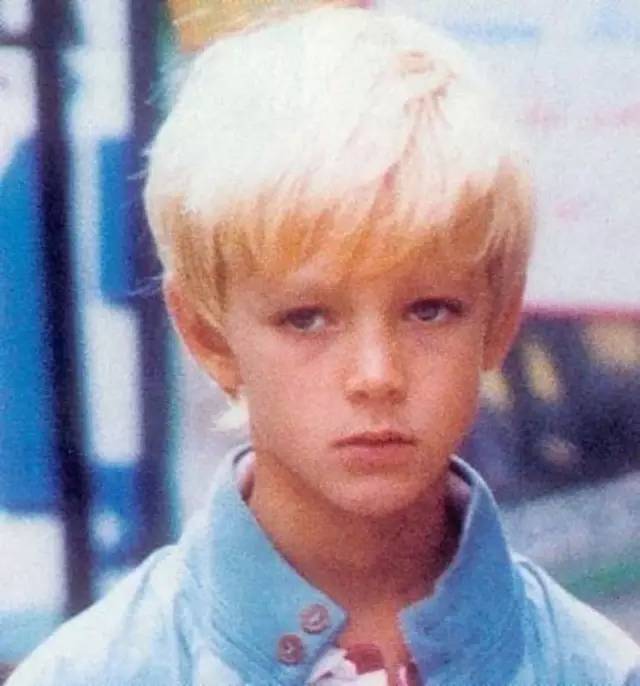 他被譽為「全球最帥王子」，童年失父「背負家族700年陰影」，妻子貌不驚人卻被他寵上天！