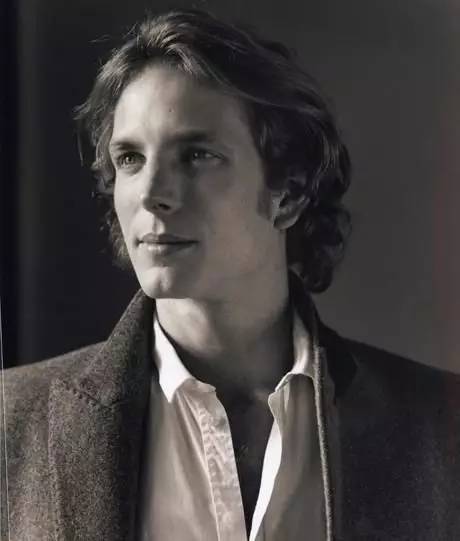 他被譽為「全球最帥王子」，童年失父「背負家族700年陰影」，妻子貌不驚人卻被他寵上天！