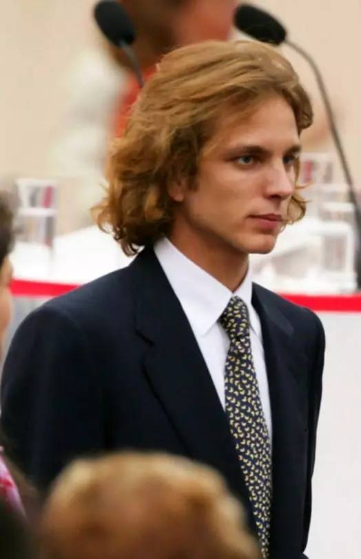 他被譽為「全球最帥王子」，童年失父「背負家族700年陰影」，妻子貌不驚人卻被他寵上天！