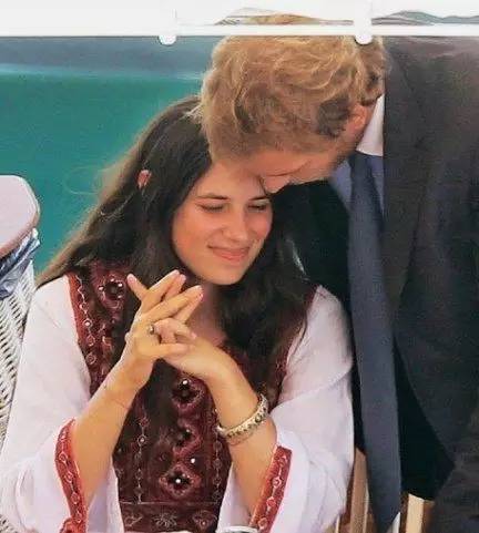 他被譽為「全球最帥王子」，童年失父「背負家族700年陰影」，妻子貌不驚人卻被他寵上天！