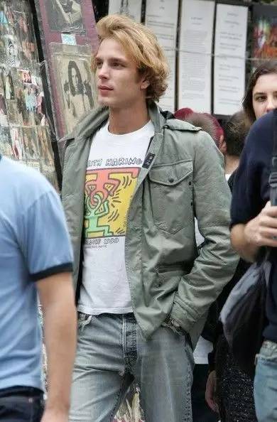 他被譽為「全球最帥王子」，童年失父「背負家族700年陰影」，妻子貌不驚人卻被他寵上天！