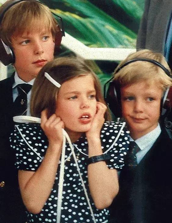 他被譽為「全球最帥王子」，童年失父「背負家族700年陰影」，妻子貌不驚人卻被他寵上天！