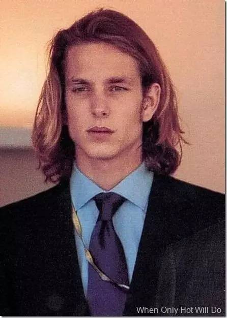 他被譽為「全球最帥王子」，童年失父「背負家族700年陰影」，妻子貌不驚人卻被他寵上天！