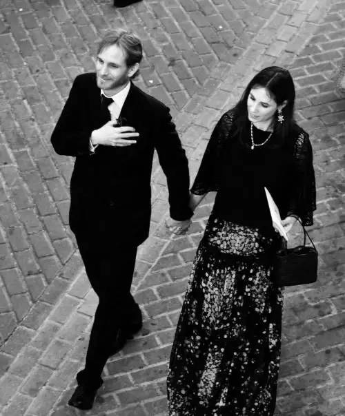 他被譽為「全球最帥王子」，童年失父「背負家族700年陰影」，妻子貌不驚人卻被他寵上天！