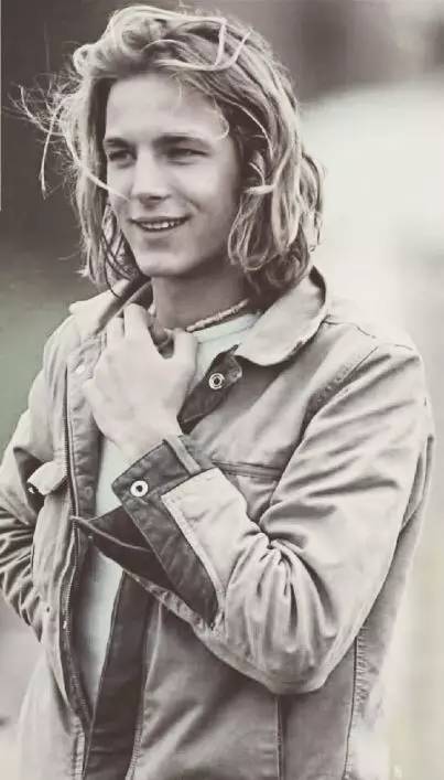 他被譽為「全球最帥王子」，童年失父「背負家族700年陰影」，妻子貌不驚人卻被他寵上天！