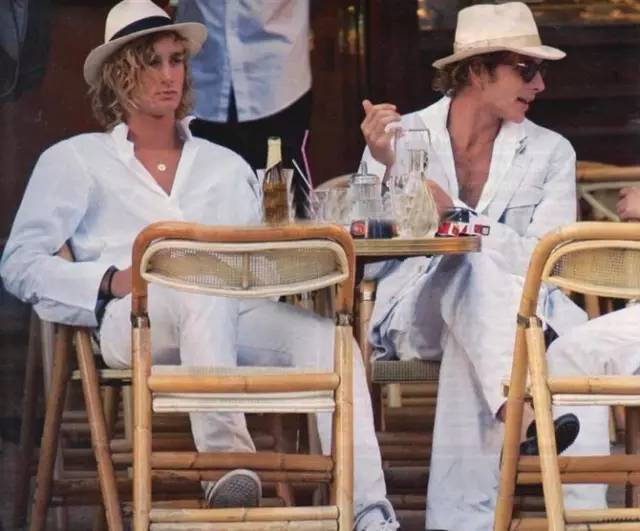 他被譽為「全球最帥王子」，童年失父「背負家族700年陰影」，妻子貌不驚人卻被他寵上天！