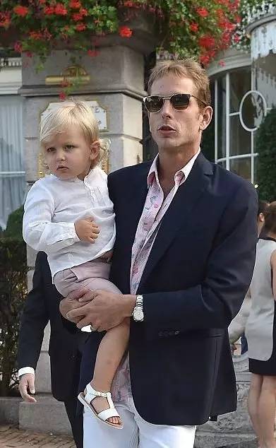 他被譽為「全球最帥王子」，童年失父「背負家族700年陰影」，妻子貌不驚人卻被他寵上天！