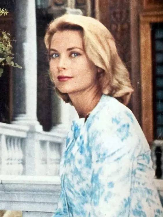 他被譽為「全球最帥王子」，童年失父「背負家族700年陰影」，妻子貌不驚人卻被他寵上天！