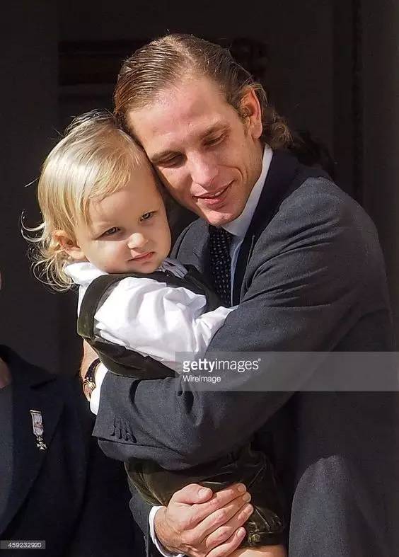 他被譽為「全球最帥王子」，童年失父「背負家族700年陰影」，妻子貌不驚人卻被他寵上天！