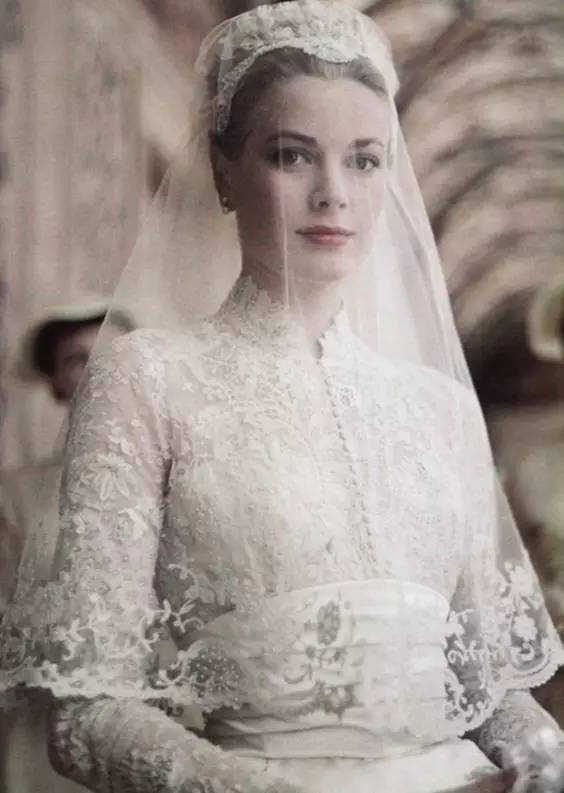 他被譽為「全球最帥王子」，童年失父「背負家族700年陰影」，妻子貌不驚人卻被他寵上天！