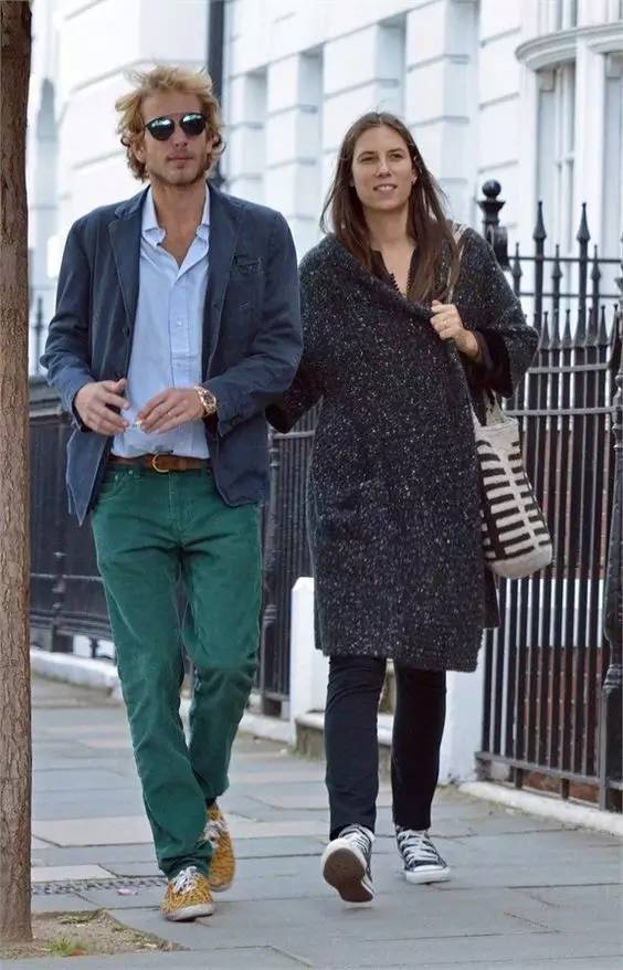 他被譽為「全球最帥王子」，童年失父「背負家族700年陰影」，妻子貌不驚人卻被他寵上天！