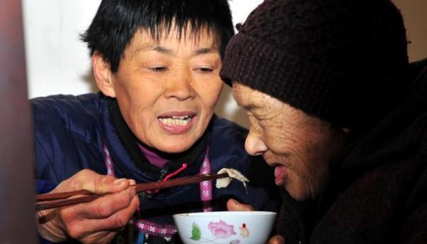 妹妹生女兒坐月子，她婆婆每天竟只炒「一盤白菜」，我憤而「一個決定」她公婆不敢說話！