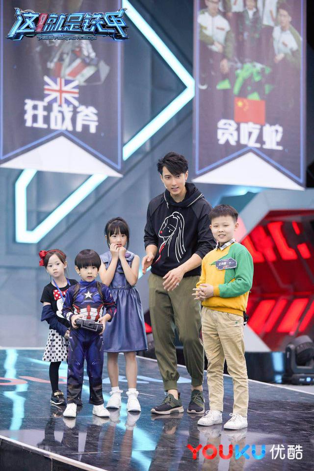 爸爸錄節目「NeiNei帶弟弟探班」不爭寵，吳尊對Max「一個動作」被讚體貼好老爸！