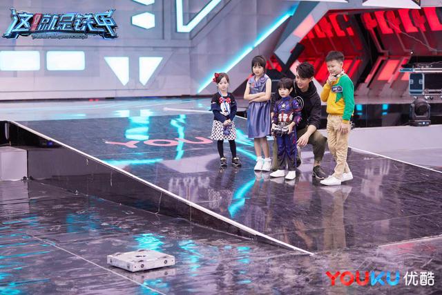 爸爸錄節目「NeiNei帶弟弟探班」不爭寵，吳尊對Max「一個動作」被讚體貼好老爸！