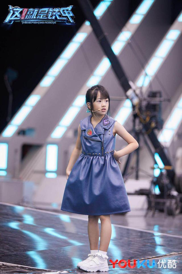 爸爸錄節目「NeiNei帶弟弟探班」不爭寵，吳尊對Max「一個動作」被讚體貼好老爸！