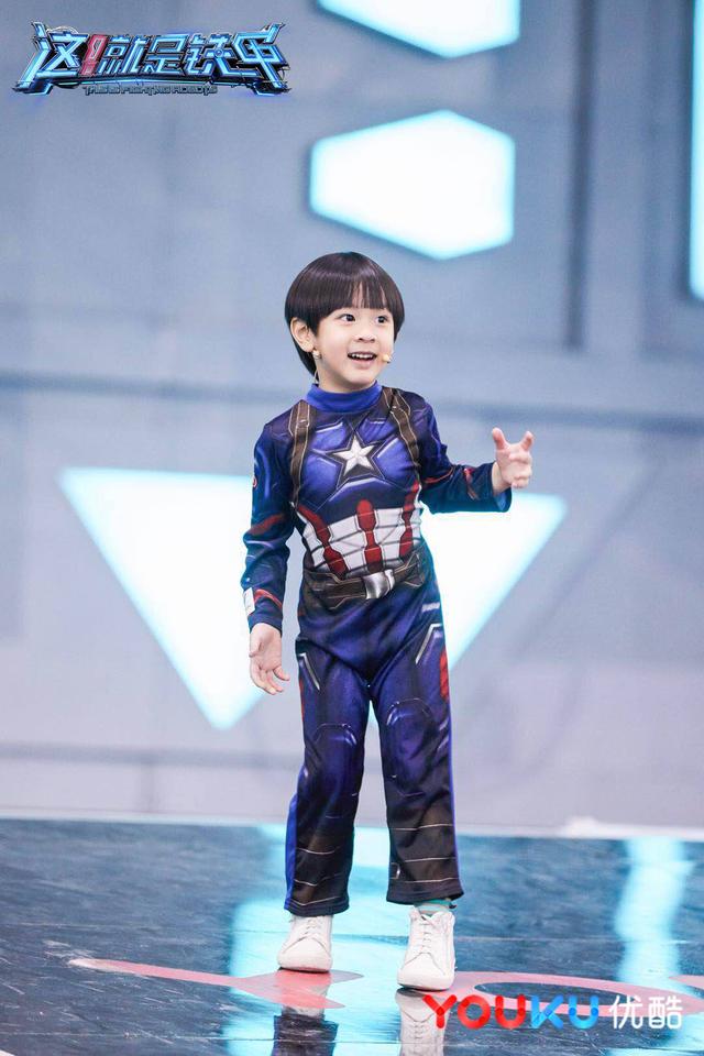 爸爸錄節目「NeiNei帶弟弟探班」不爭寵，吳尊對Max「一個動作」被讚體貼好老爸！