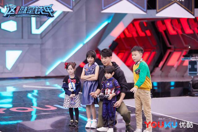 爸爸錄節目「NeiNei帶弟弟探班」不爭寵，吳尊對Max「一個動作」被讚體貼好老爸！