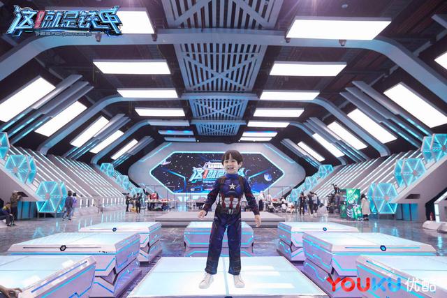 爸爸錄節目「NeiNei帶弟弟探班」不爭寵，吳尊對Max「一個動作」被讚體貼好老爸！