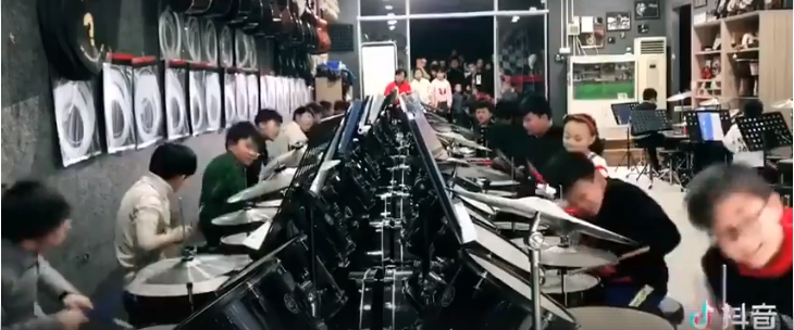 用生命在打鼓！小朋友浮誇「跟著節奏亢奮甩頭」　網友笑到歪樓：「全程只在關注這個XD」