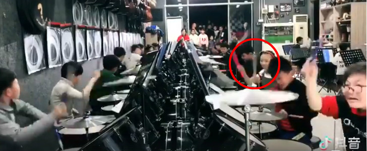 用生命在打鼓！小朋友浮誇「跟著節奏亢奮甩頭」　網友笑到歪樓：「全程只在關注這個XD」