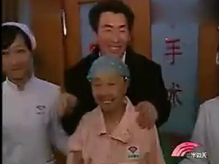 71歲阿嬤為了嫁給年輕帥哥，花光所有財產跑去「整型成30歲少婦」，變化超大！