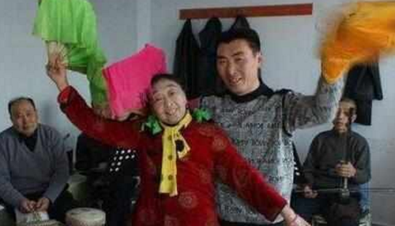 71歲阿嬤為了嫁給年輕帥哥，花光所有財產跑去「整型成30歲少婦」，變化超大！