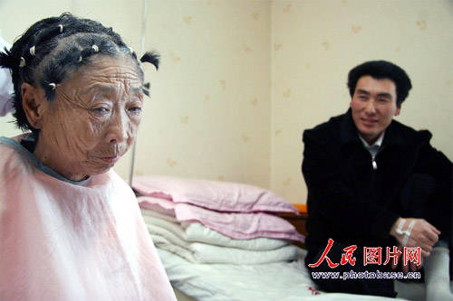 71歲阿嬤為了嫁給年輕帥哥，花光所有財產跑去「整型成30歲少婦」，變化超大！