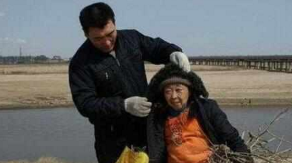 71歲阿嬤為了嫁給年輕帥哥，花光所有財產跑去「整型成30歲少婦」，變化超大！