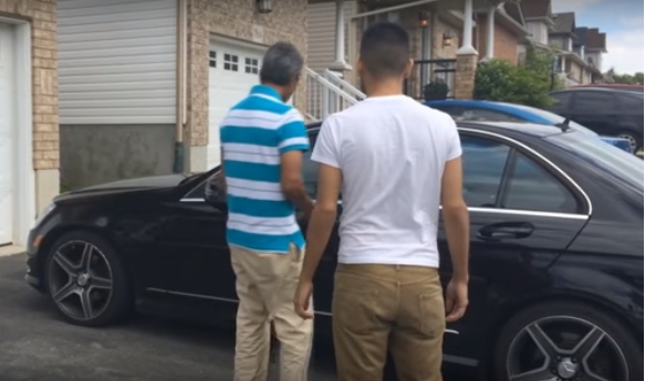 兒子存錢送爸爸「夢寐以求的賓士車」報答養育之恩　爸爸才剛坐進去就「立刻默默走出來....」