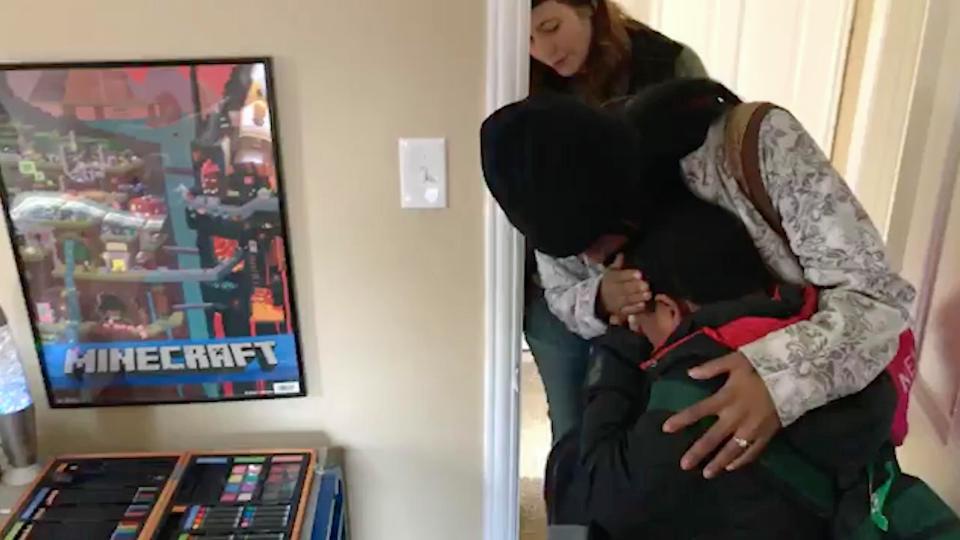 8歲男童從小無家可歸「只能住收容所」，當他「第一次踏進真正的家...」反應惹哭所有人！