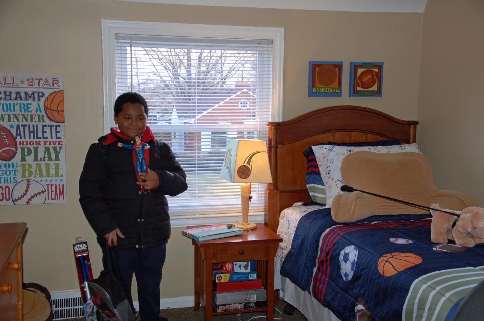 8歲男童從小無家可歸「只能住收容所」，當他「第一次踏進真正的家...」反應惹哭所有人！