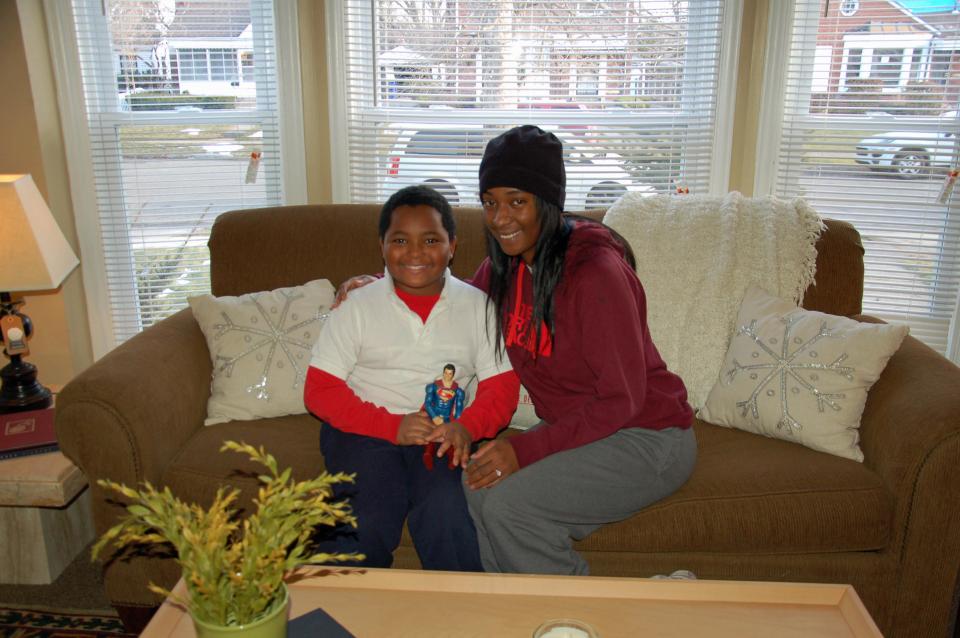 8歲男童從小無家可歸「只能住收容所」，當他「第一次踏進真正的家...」反應惹哭所有人！