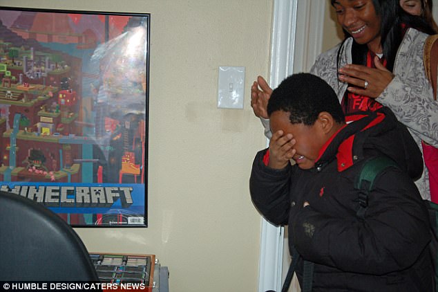 8歲男童從小無家可歸「只能住收容所」，當他「第一次踏進真正的家...」反應惹哭所有人！