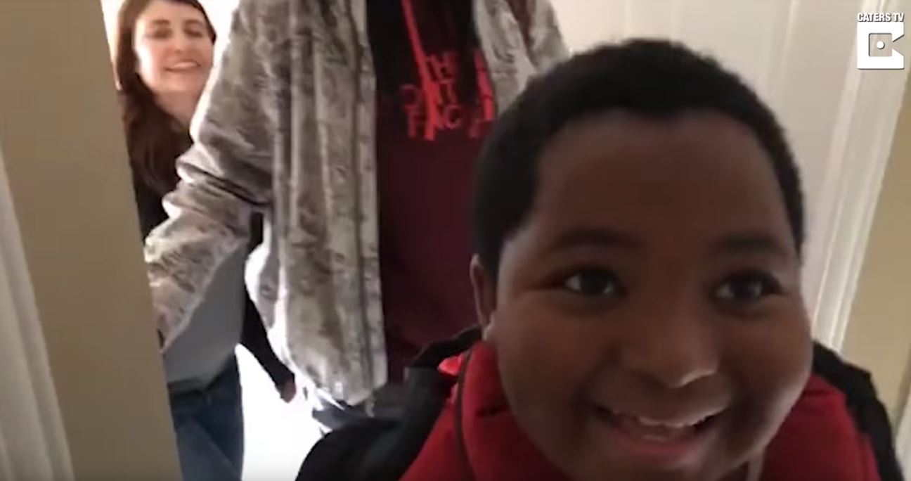 8歲男童從小無家可歸「只能住收容所」，當他「第一次踏進真正的家...」反應惹哭所有人！