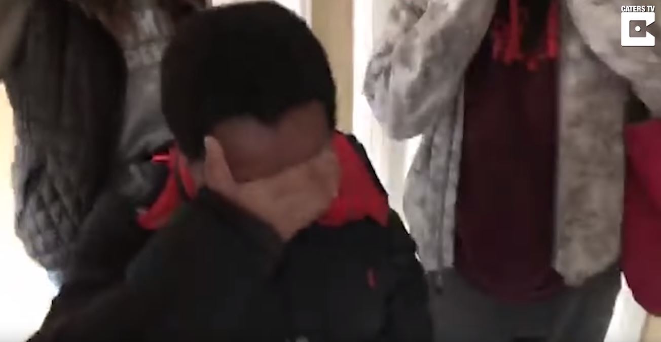 8歲男童從小無家可歸「只能住收容所」，當他「第一次踏進真正的家...」反應惹哭所有人！