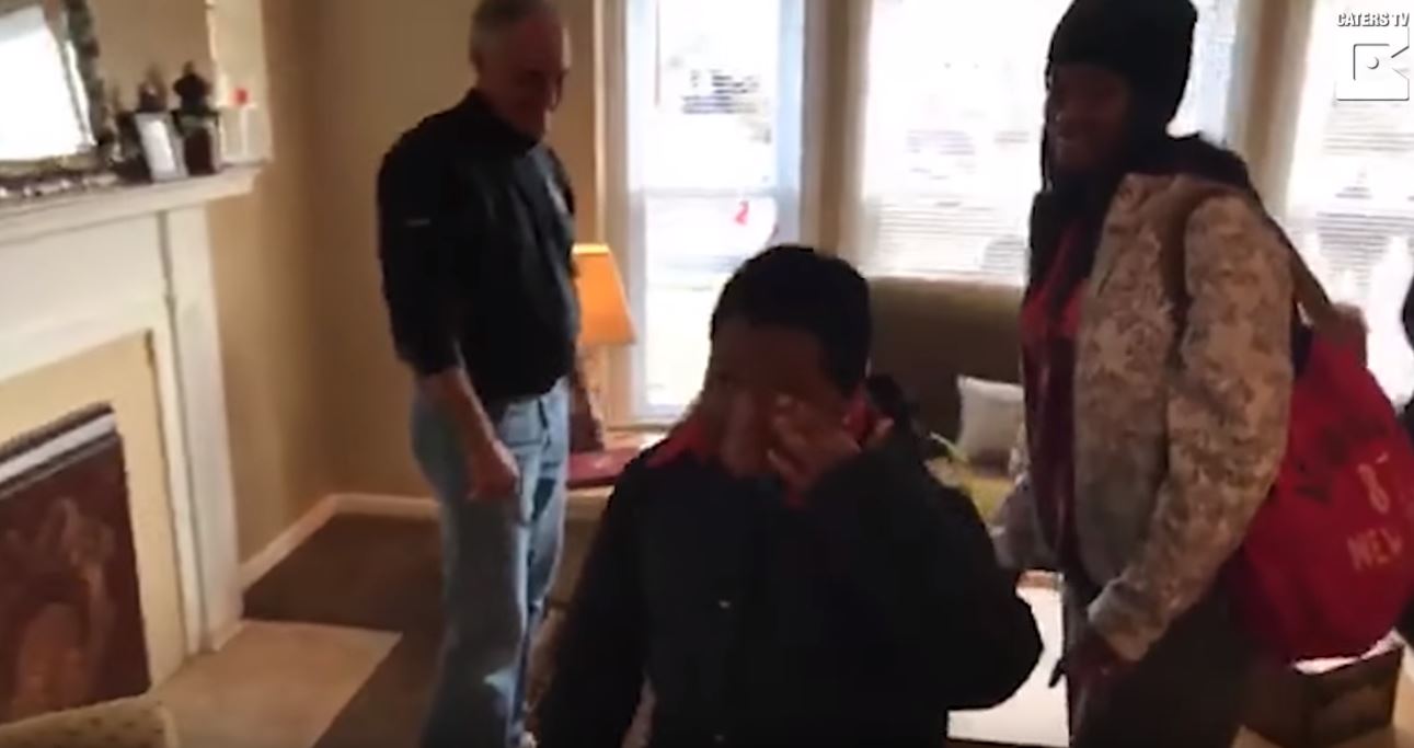 8歲男童從小無家可歸「只能住收容所」，當他「第一次踏進真正的家...」反應惹哭所有人！