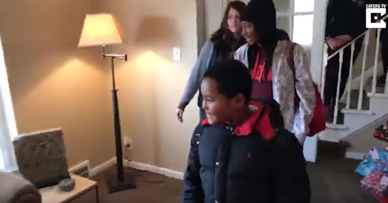 8歲男童從小無家可歸「只能住收容所」，當他「第一次踏進真正的家...」反應惹哭所有人！