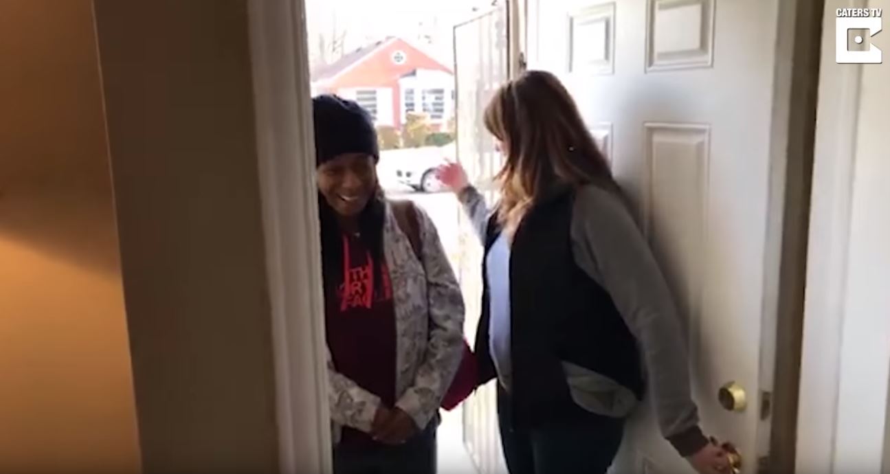 8歲男童從小無家可歸「只能住收容所」，當他「第一次踏進真正的家...」反應惹哭所有人！