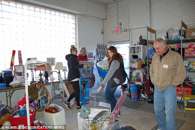 8歲男童從小無家可歸「只能住收容所」，當他「第一次踏進真正的家...」反應惹哭所有人！