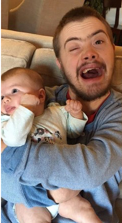 唐氏兒弟弟怕遺傳「被禁止生小孩」　第一次抱哥哥的小孩「整整5分鐘不敢動」惹哭10萬人