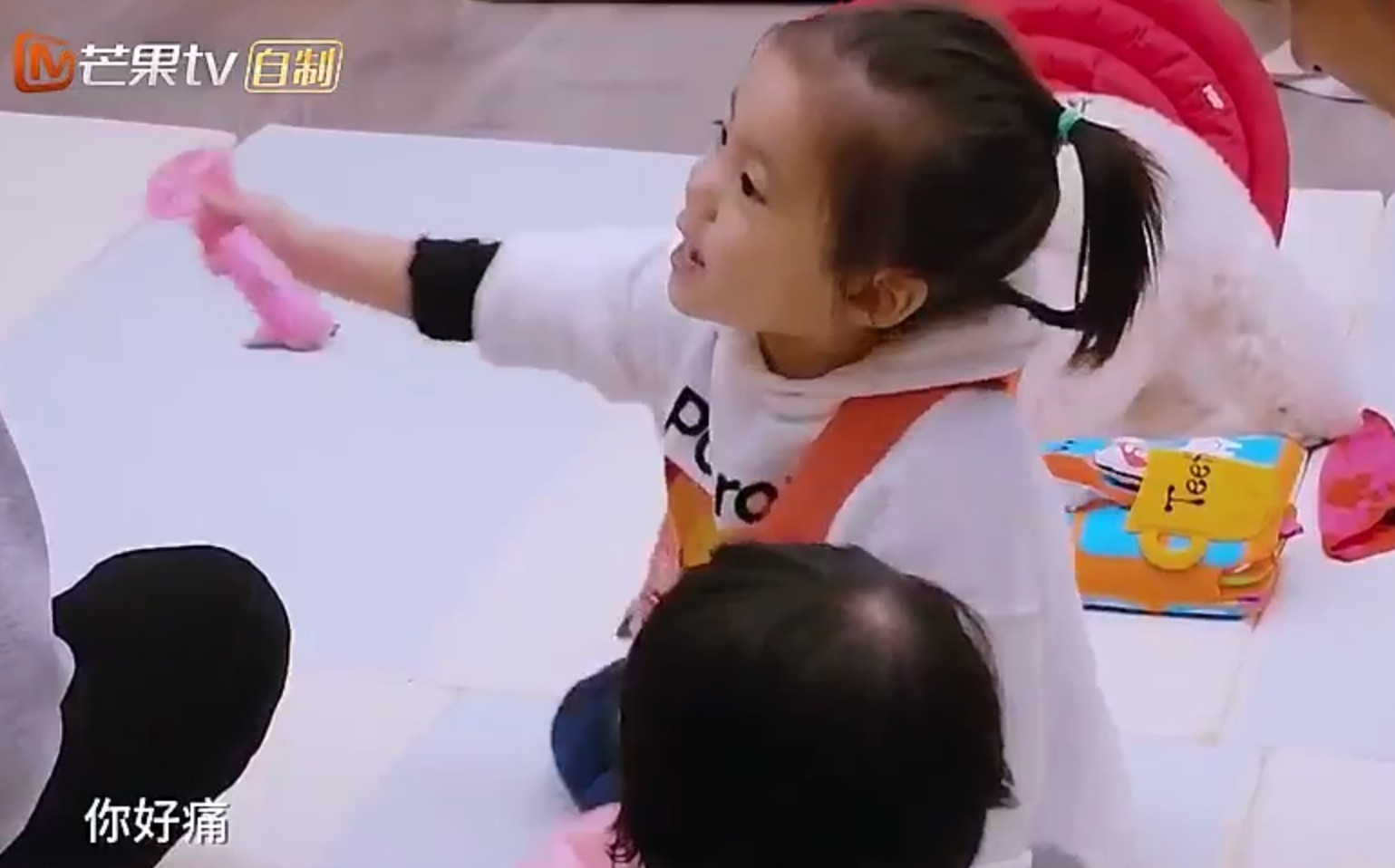 咘咘鬧脾氣「嗆修杰楷演戲很爛」浮誇式翻滾！下一秒她變臉「對媽媽奶音撒嬌」最後暖哭網友們！