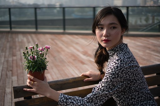 妻子在家養病，丈夫卻總是「加班到半夜12點」稱工作忙，偷偷到公司一看才發現真相