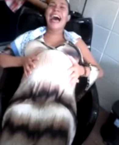 孕婦享受洗頭「肚子裡雙胞胎也跟著嗨起來」，下一秒「整顆肚子大飄移」全場嚇到尖叫！