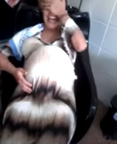 孕婦享受洗頭「肚子裡雙胞胎也跟著嗨起來」，下一秒「整顆肚子大飄移」全場嚇到尖叫！