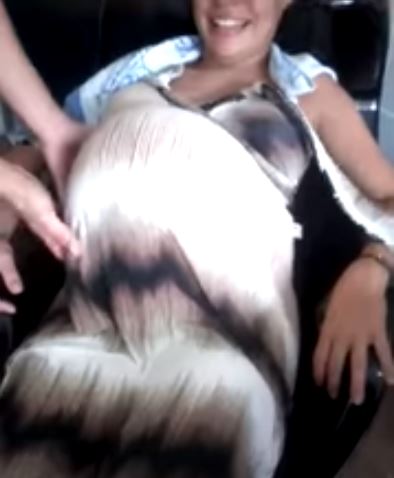 孕婦享受洗頭「肚子裡雙胞胎也跟著嗨起來」，下一秒「整顆肚子大飄移」全場嚇到尖叫！