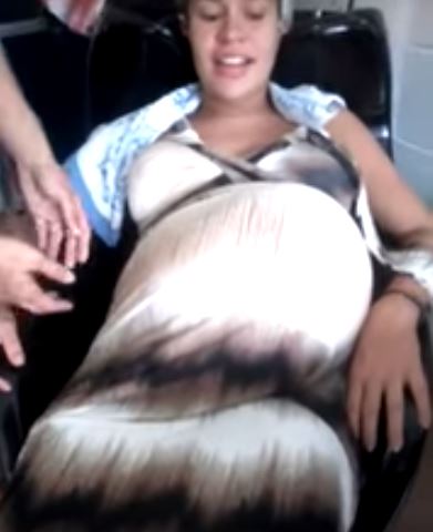 孕婦享受洗頭「肚子裡雙胞胎也跟著嗨起來」，下一秒「整顆肚子大飄移」全場嚇到尖叫！