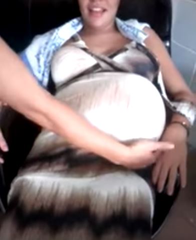 孕婦享受洗頭「肚子裡雙胞胎也跟著嗨起來」，下一秒「整顆肚子大飄移」全場嚇到尖叫！