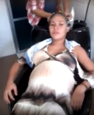 孕婦享受洗頭「肚子裡雙胞胎也跟著嗨起來」，下一秒「整顆肚子大飄移」全場嚇到尖叫！