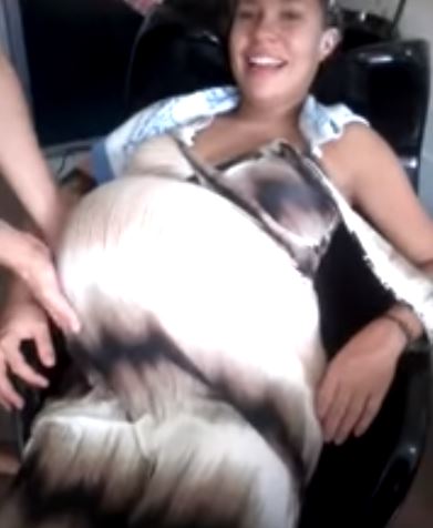 孕婦享受洗頭「肚子裡雙胞胎也跟著嗨起來」，下一秒「整顆肚子大飄移」全場嚇到尖叫！