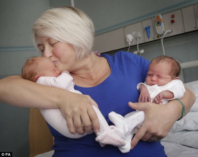 她短短2年「生下兩對雙胞胎兒子」！第3胎產檢醫生宣布「500000分之1超罕見機率」轟動全球